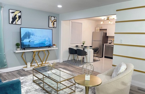 Park Forest House | Full entire cozy home + Free Wi-Fi + Free parking + Central area
