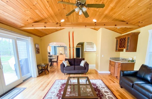 Glen Villa | Gorgeous Private Villa - Minutes to the Saco River - Fire-pit & Yard