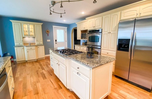 Glen Villa | Gorgeous Private Villa - Minutes to the Saco River - Fire-pit & Yard
