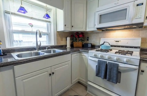 Indianapolis House | Graham and Kay's UIndy Cottage. 3 bedrooms, 10 min from downtown.