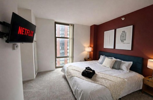 The Loop Apartment | Grant Park 2BR Condo with Balcony Skyline View & Gym in Chicago Downtown