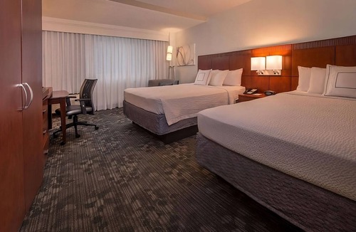 Rosslyn Hotel | Great Deal! w/Continental Bfast, Onsite Starbucks! Pets Allowed & Self Parking!