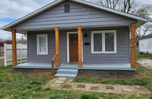 Evansville House | Great for long term stays: 2 Bed West Side Cottage