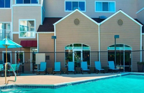 Westborough House | Great Relaxing Overnight Stay! Free Parking, Pets Allowed, Onsite Swimming Pool