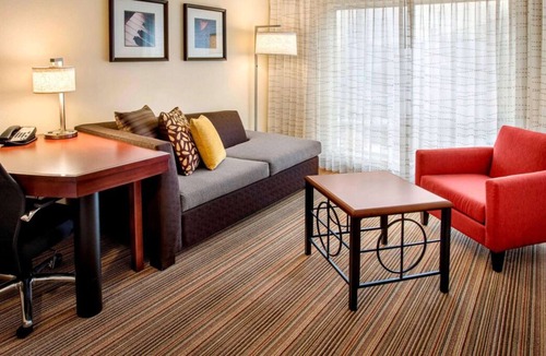 Westborough House | Great Relaxing Overnight Stay! Free Parking, Pets Allowed, Onsite Swimming Pool