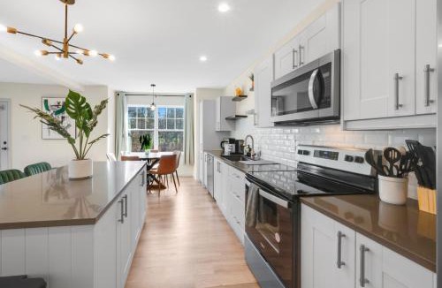 Maple Hill House | Group-Friendly 10BR Townhouse, Best Area in Bloomfield