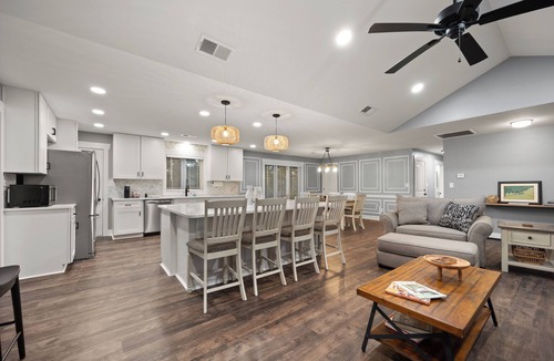 Windsor House | Hidden Falls Farm – Sleeps 14, Modern Retreat with Crafting & Quilting Studio