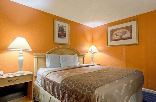 Paris Hotel | Highway Inn
