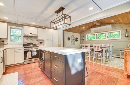 Intervale House | Hike, Leaf-Peep, Ski: Hideaway w/Private Hot Tub!