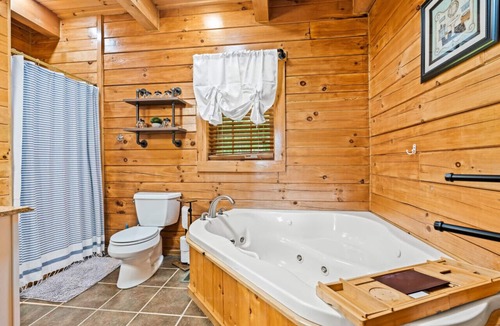Bergton Cabin | Hilltop Cabin - HotTub, Game Room & Great View