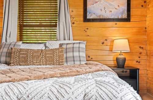 Bergton Cabin | Hilltop Cabin - HotTub, Game Room & Great View