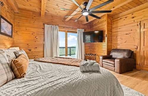 Bergton Cabin | Hilltop Cabin - HotTub, Game Room & Great View