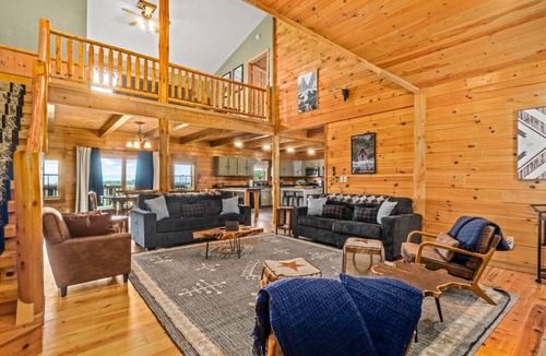 Bergton Cabin | Hilltop Cabin - HotTub, Game Room & Great View