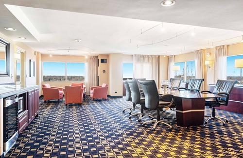 Oakbrook Terrace Hotel | Hilton Chicago/Oak Brook Suites