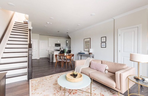 Ashburn House | Hip Ashburn 3BR w/W/D, nr Airport & National Park, by Blueground