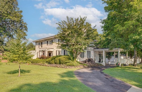 Paducah House | Historic Group Retreat w/Pool in Paducah