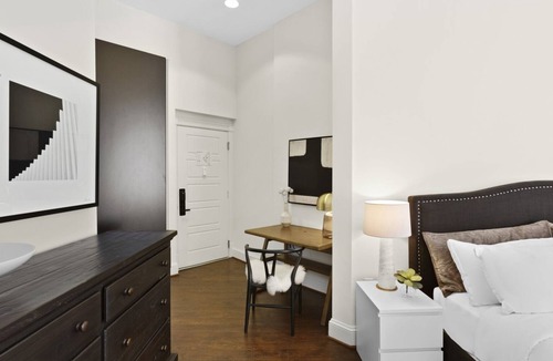 Downtown Baltimore Hotel | Historic King Studio in Prime Location