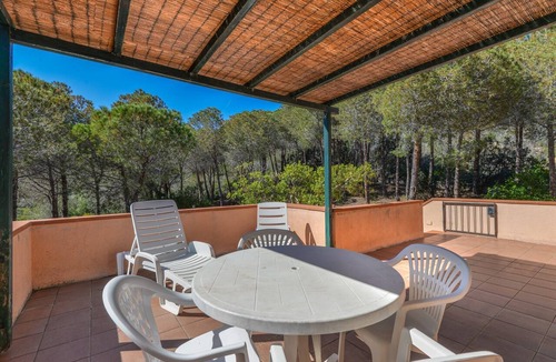 Procchio Apartment | Holiday Apartment 'La Spiga' with Terrace, Shared Garden and Wi-Fi