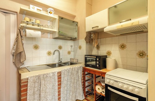 Montecarlo House | Holiday Home 'Casa Di Nonna Tosca Montecarlo' with Stunning View, Wi-Fi & Air Conditioning