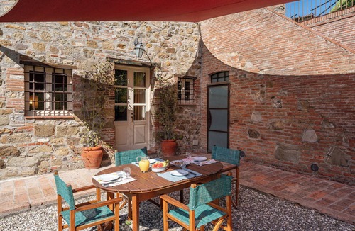 San Michele di Moriano House | Holiday Home 'Il Mammolino - E Jacuzzi' with Private Garden, Wi-Fi and Air Conditioning