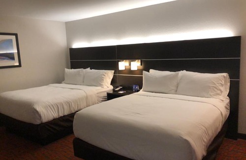 Metropolis Hotel | Holiday Inn Express Metropolis by IHG