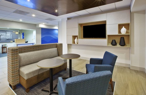 Manchester Hotel | Holiday Inn Express & Suites Manchester by IHG