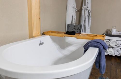 Grand Rivers House | Hot Tub Firepit Corn Hole BBQ Game Room Spa Bath