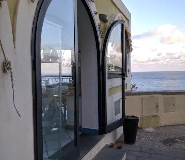 Ventotene Hotel | Hotel Mezzatorre