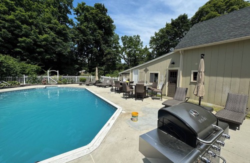 Norwich House | Huge Spacious 7-bedroom house with WiFi, AC and a Pool in wonderful Norwich