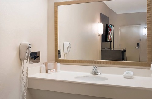 Tupelo Hotel | Ideal for Budget Travelers| Parking, Breakfast | 2.2 miles to Cadence Arena!