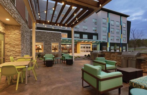 Williamsville Hotel | Ideal Location! 3 Classy Units, Onsite Pool, Free Breakfast, Pets Allowed!