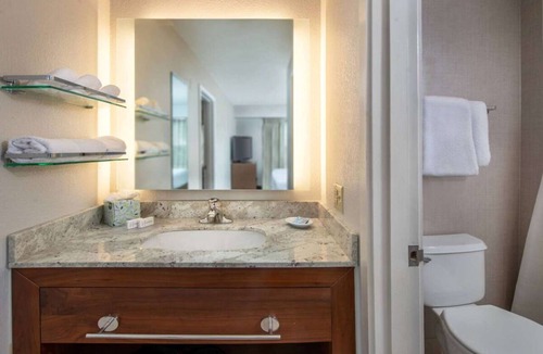 Linthicum Heights Hotel | Indulge in Home Like Comfort! 3 Comfortable Units, w/Pool, Free Breakfast!