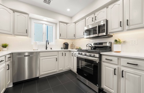 North Ironbound Apartment | Ironbound 20m to NYC Sleeps 6 with Free Parking 1stFL