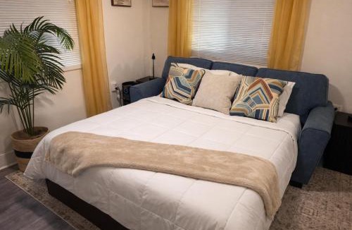 District Heights Apartment | King Suite and Sofa Bed Fast WI-FI Easy DC Access