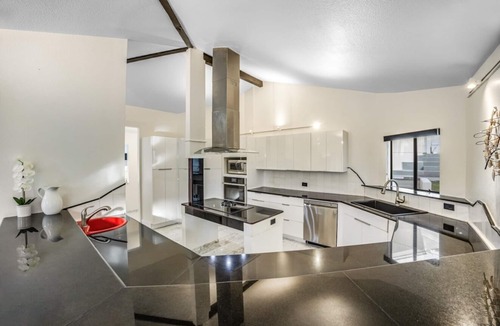 Kaneohe Villa | King Suite Oasis: Unwind with Jacuzzi & Bay Views Unit B