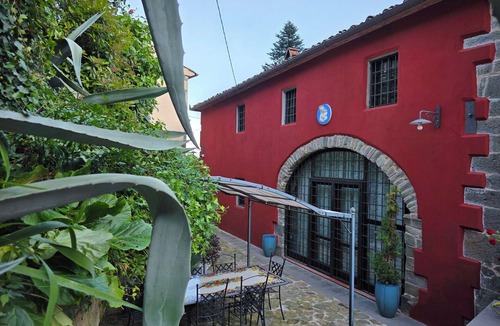 Macchino House | La Casa Rossa, Shared Pool, Marliana