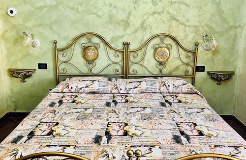 Fabriano Bed & Breakfast | La Mammola b&b-Room LA ROSA