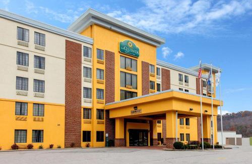 Blue Creek Hotel | La Quinta by Wyndham Elkview - Charleston NE