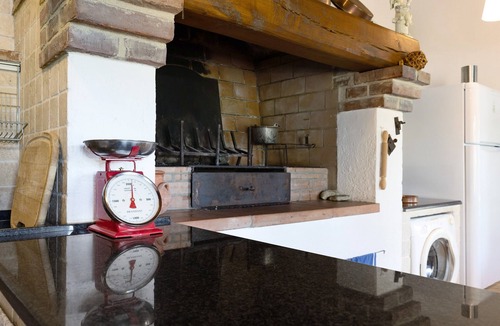 San Gimignano House | 'La Ripa - Master Apartment' with Shared Pool & Wi-Fi