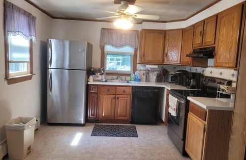 Melrose House | Lake Congamond Cozy Stylish Comfortable House