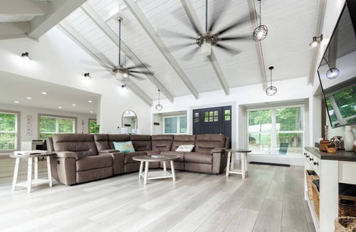 Cadiz House | Lake Front! 8 bedroom/Hot Tub/ Dock/Fire Pit/Game Room