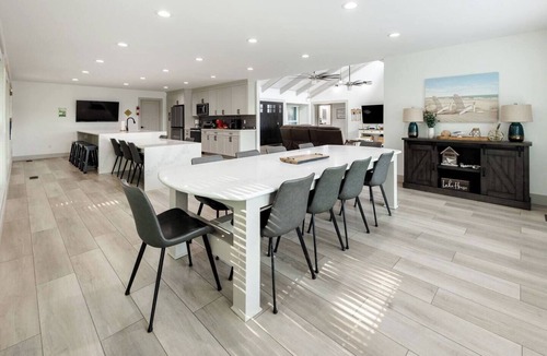 Cadiz House | Lake Front! 8 bedroom/Hot Tub/ Dock/Fire Pit/Game Room