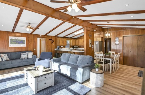 Prosperity House | Lake Stay on Bedford Way |Private Dock & Boat Ramp
