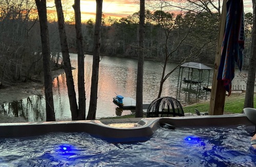 Scotts House | Lakefront- Stay, Soak, Paddle, Play & Relax! On Lake Lookout in Catawba, NC