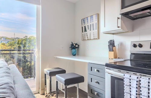 Ithaca Apartment | Landing | Chic Studio, Gym