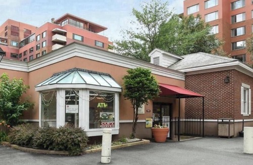 Radnor - Fort Myer Heights Apartment | Large, Cozy studio in Arlington. 1 block from Metro, 1 stop from DC!