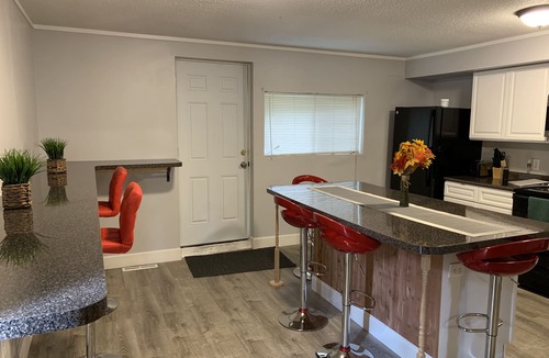 Niagara Falls House | Large Home Accommodates Up To 15 In Niagara USA