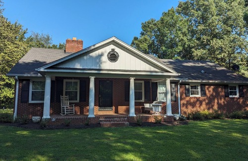 Three Way House | Large Spacious Property and Home Minutes From the Interstate