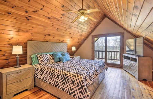 Pleasant Mount Cabin | Log Cabin and Suite · Stylish Poconos Retreat