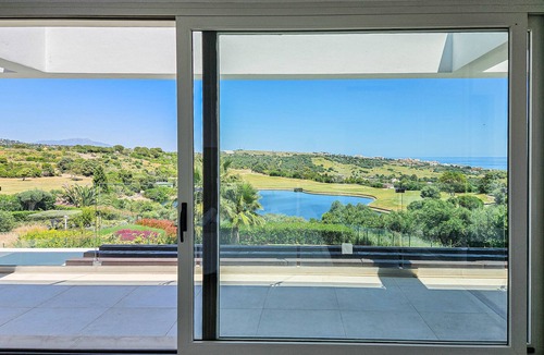 Estepona Villa | Luxurious Frontline Golf Villa with infinity pool and sea-view
